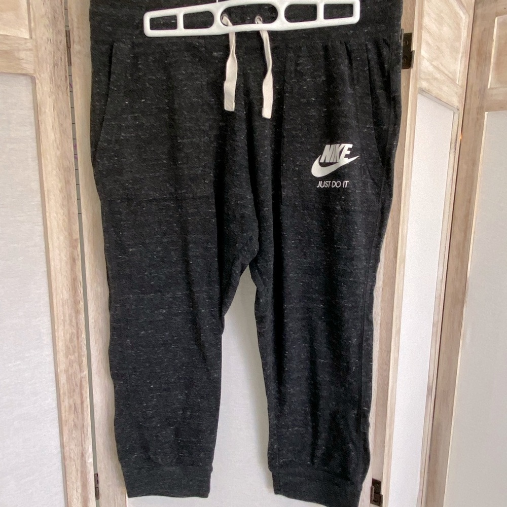 Nike Women’s Vintage Capri Joggers, Medium